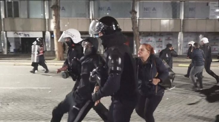 Tensionohet situata para Kryeministrisë: Policia ndërhyn dhe nis shoqërimet e protestuesve