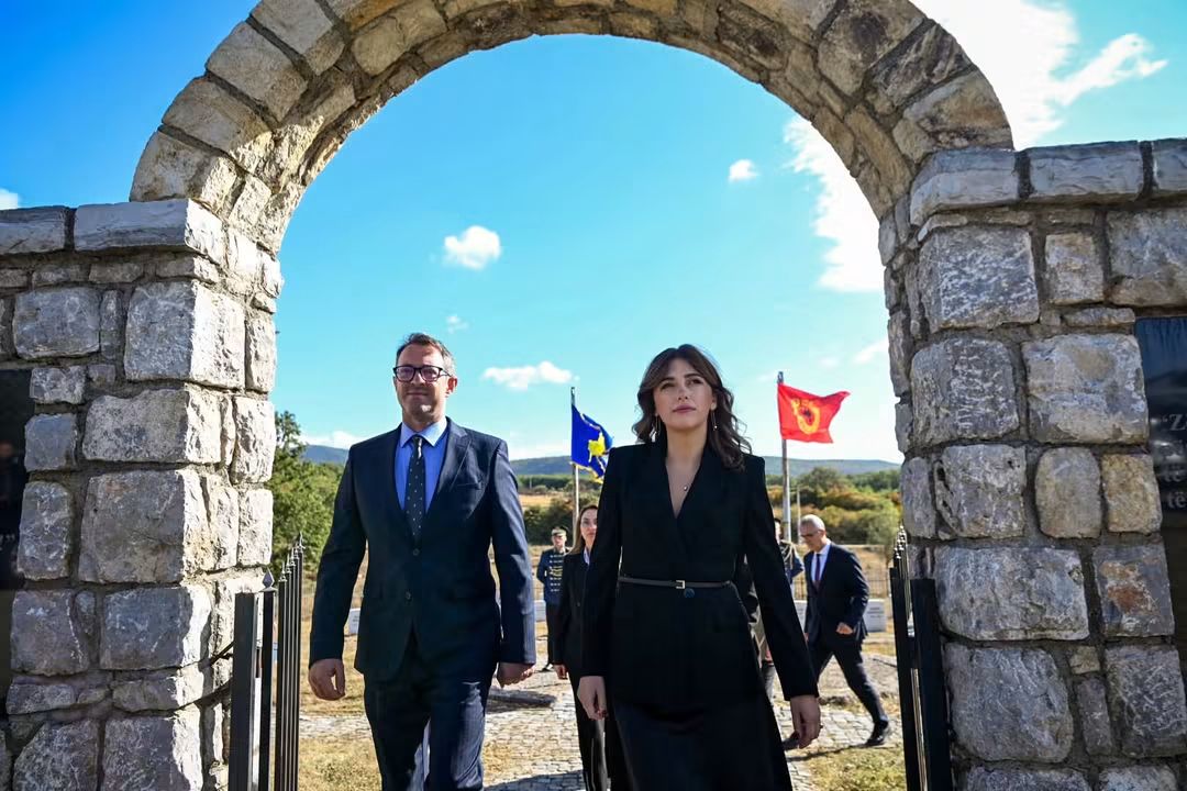 Albulena Haxhiu në Drenas, përkujton Fehmi dhe Xhevë Lladrovcin: Dashuria për njëri-tjetrin dhe Kosovën ecën krah për krah