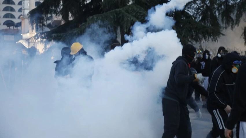 Tensione dhe të lënduar në Tiranë: Plagoset rëndë një protestues nga plumbat e gomës dhe dhunë policore në shesh