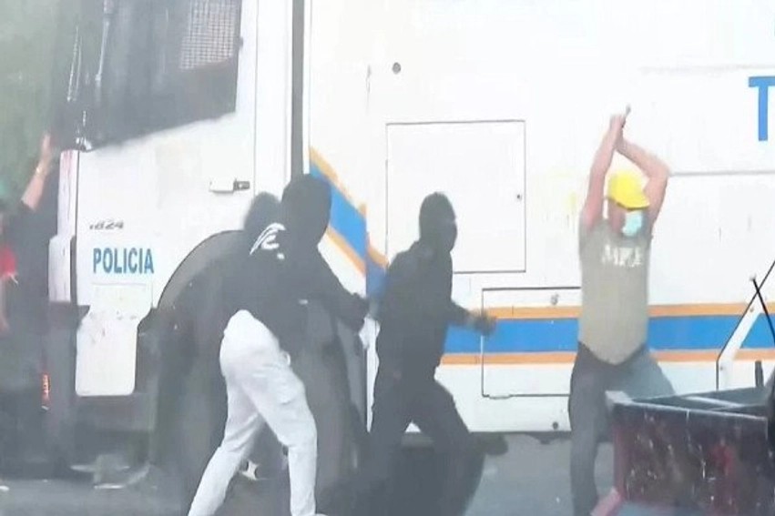 Përshkallëzim i dhunës në Sheshin Skënderbej: Protestuesit sulmojnë policinë me molotov dhe shkopinj druri