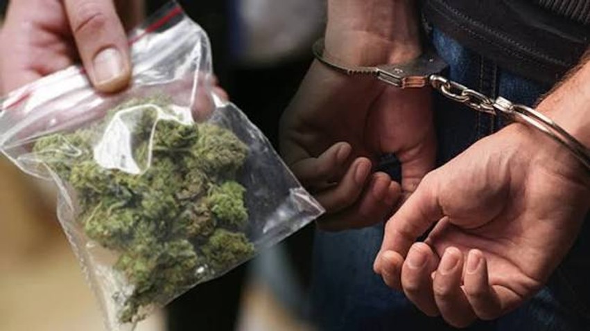 Operacion antidrogë në Ferizaj: Vihet në pranga një person, sekuestrohen substanca narkotike dhe para