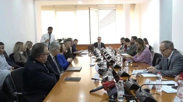 Përplasje në Komisionin për Buxhet: Akuza të ndërsjella mes pushtetit dhe opozitës për çmimin e pronave