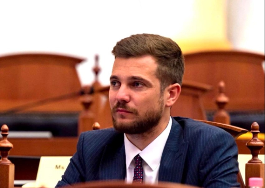 “Kërkoni llogari për votën tuaj” – Agon Batusha shënjestron deputetët e PDK-së për Gjykatën Speciale