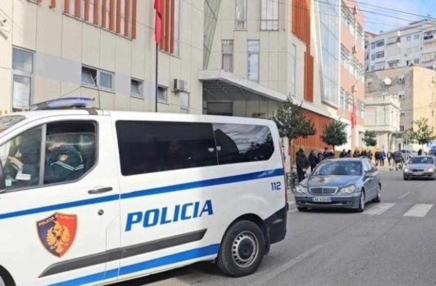 Grabitje e armatosur në Elbasan: Tre të dyshuar në kërkim, gjenden uniforma policie në automjetin e braktisur