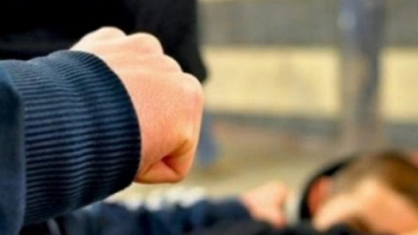 Dhunë në Fushë Kosovë: Një i lënduar pas sulmit fizik, arrestohet dyshuari