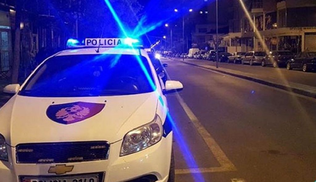 Tragjedi në Kurbin: 3-vjeçarja humb jetën pasi u godit aksidentalisht nga mjeti bujqësor i të atit