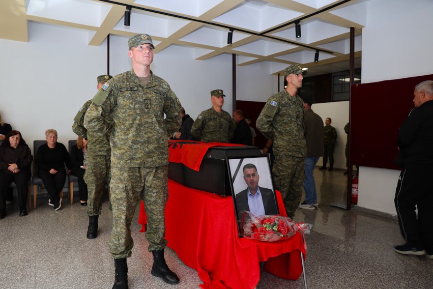 Nderime të larta ushtarake në Skënderaj: FSK-ja përcjell në banesën e fundit zyrtarin e lartë Ali Ngucati