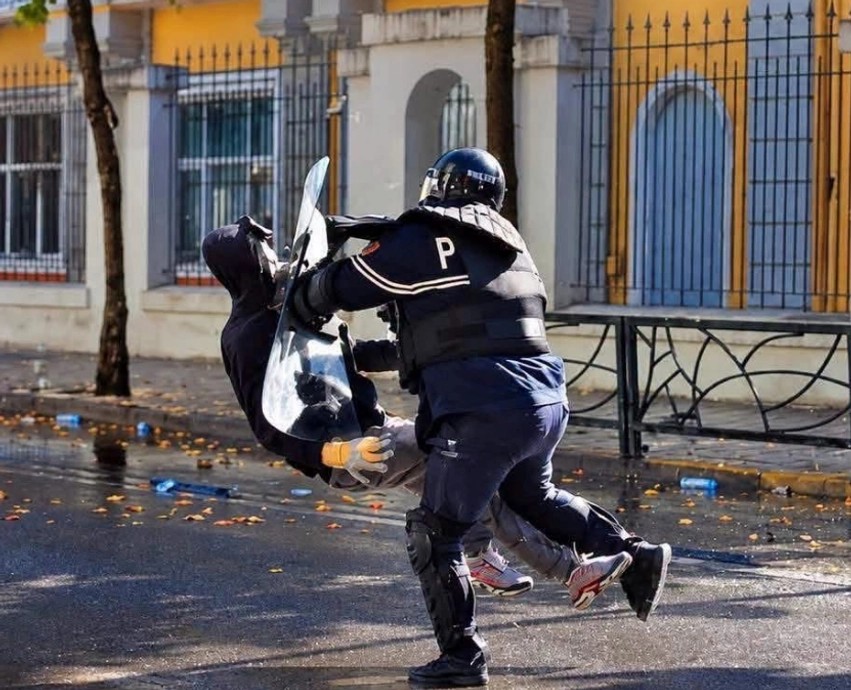 Bilanci i protestave: Gjendja shëndetësore e të riut të plagosur para Ministrisë dhe numri i të lënduarve