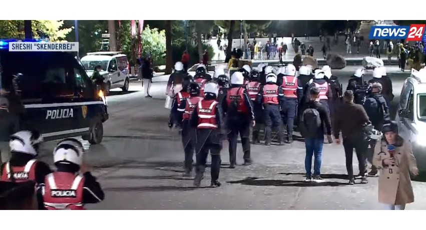 Tensione dhe molotovë në qendër të Tiranës, policia bllokon sheshin “Skënderbej”