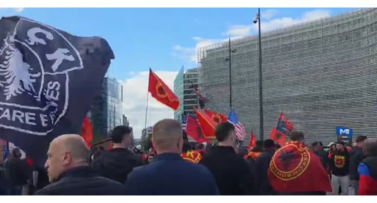 Tubim masiv në Bruksel: Diaspora dhe qytetarët protestojnë kundër vendimit të Speciales për ish-krerët e UÇK-së