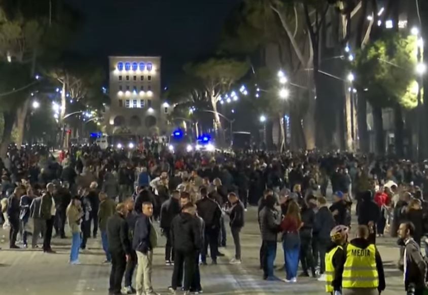 7 të lënduar në spital, mes tyre policë, protestues dhe kalimtarë