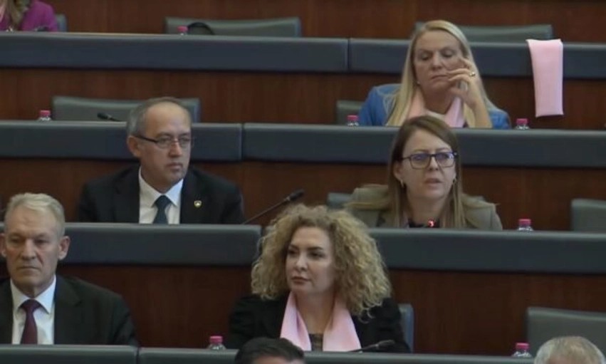 Përplasja në Kuvend për infrastrukturën: 80 milionë euro të shpenzuara dhe pikëpyetjet rreth cilësisë së punimeve
