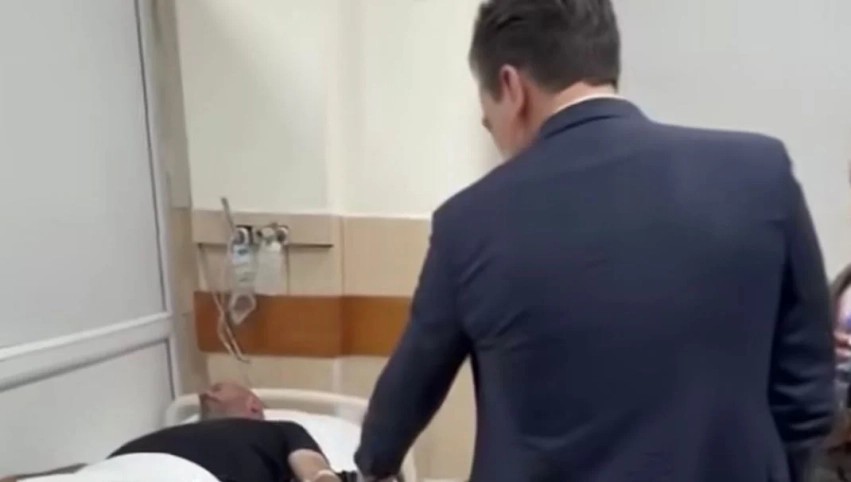 Dhuna e policisë ndaj protestuesit, Agron Shehaj viziton piktorin në spital: U la i plagosur në rrugë si kriminel
