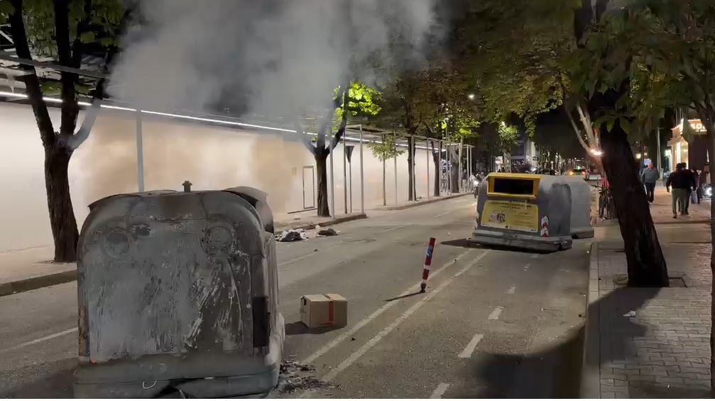 Tensionet në Tiranë: Protestuesit bllokojnë rrugët me kosha të djegur dhe dëmtojnë bizneset