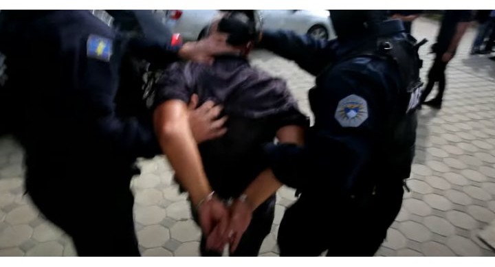 Mashtroi qytetarët duke u hequr si agjent i AKI-së për punësime, vihet në pranga i dyshuari