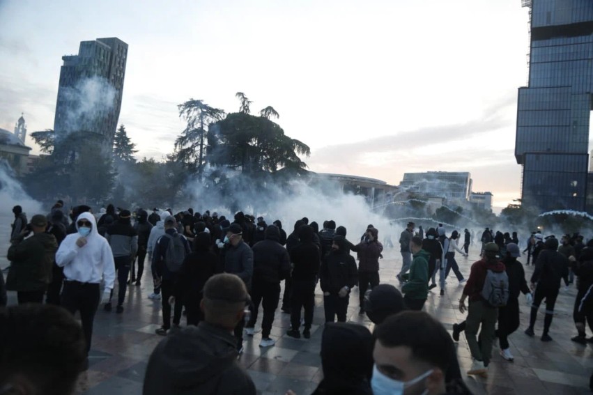 Bilanci i dhunës në Tiranë: 23 të prangosur, 13 në procedim penal dhe 30 të shpallur në kërkim pas protestës së fundjavës