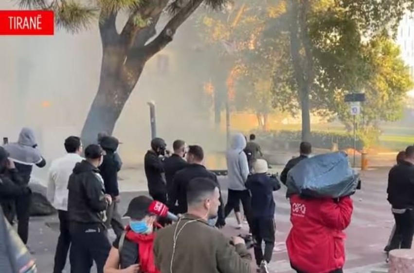 Tensionet në Tiranë, Ambasada Britanike: Protesta paqësore po, por dhuna dhe shkatërrimi janë të papranueshme