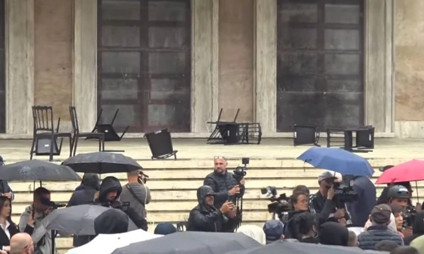 Protesta e studentëve, refuzohet sërish tryiza e dialogut dhe hiqen karriget te Kryeministria