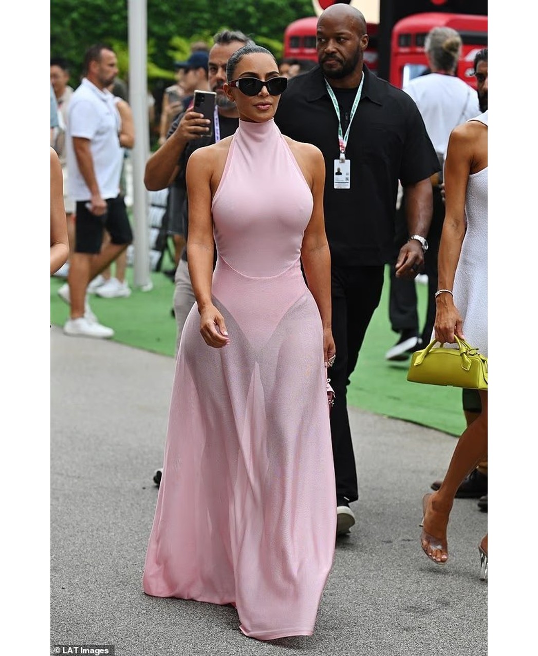 Në mbështetje të Lewis Hamilton: Kim Kardashian elektrizon pistën e Formula 1 në Singapor
