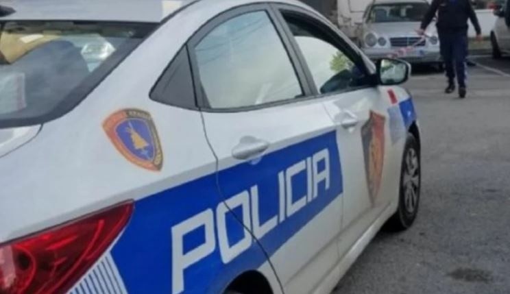 Kërcënoi me thikë dhe grabiti të miturin në Tiranë, bie në pranga 25-vjeçari