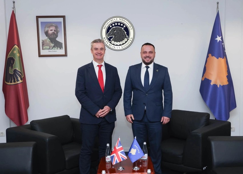 Bashkëpunimi në fushën e sigurisë, ministri Maqedonci pret në takim ambasadorin britanik Hargreaves