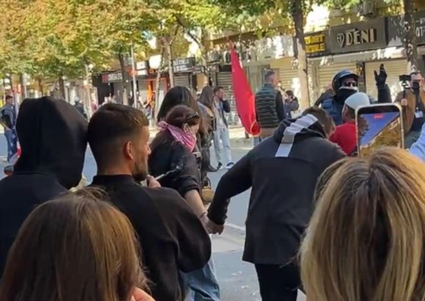Atmosferë festive në protestë: Studentët braktisin tensionet dhe hedhin valle në Rrugën e Durrësit
