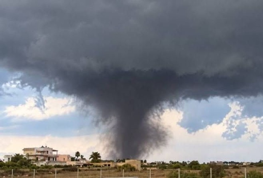 Pamje apokaliptike në Siçili: Tornadoja e fuqishme përmbys makina dhe plagos rëndë qytetarët