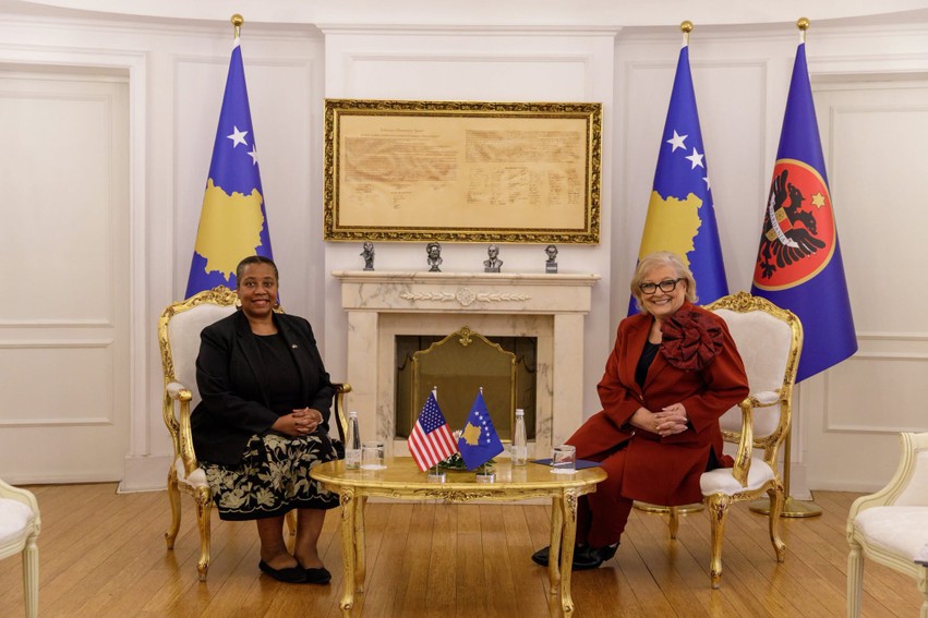 Washingtoni konfirmon partneritetin: Ambasada amerikane takon presidenten e re të Kosovës dhe kërkon bashkëpunim të ngushtë