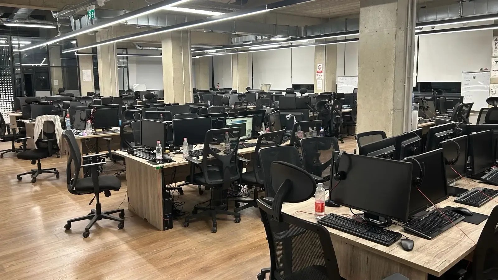 Masë paraburgimi për nëntë persona të dyshuar për skemën e mashtrimit përmes qendrave të thirrjeve