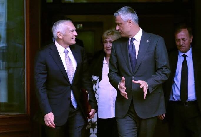 Wesley Clark: Millosheviqi kishte mendje gjenocidale, Hashim Thaçi ishte patriot që mbrojti atdheun