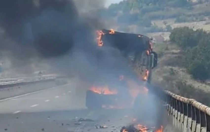 Flakët përfshijnë një kamion në autostradën “Ibrahim Rugova”, dyshohet për vetaksident