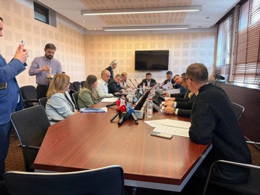 ​Përplasje në Komision për KPMShCK-në, Bajrami e pyet anëtarin: A po na kallëzon në cilën parti je?