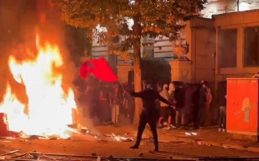 Vijojnë tensionet, studentët ndezin tre zjarre në rrugë dhe refuzojnë të shpërndahen