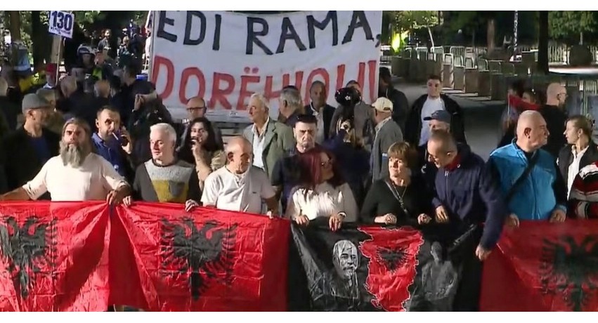 Valë e re pakënaqësie: Qytetarët marshojnë drejt Kryeministrisë në protestën e 130-të, paralajmërohet tubim masiv para Kuvendit