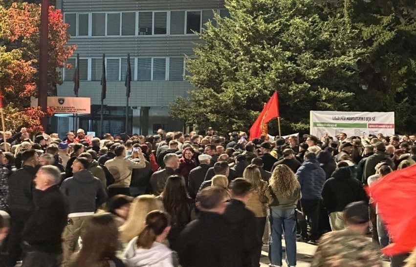 Ndryshon orari i protestës para Kuvendit të Kosovës, veteranët dhe qytetarët mblidhen në orët e para të mëngjesit