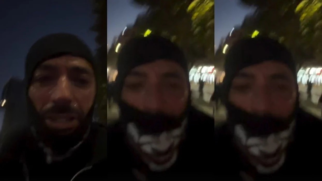 Në mes të gazit lotsjellës, reperi Stresi i bashkohet protestës në Tiranë dhe bën thirrje dramatike qytetarëve