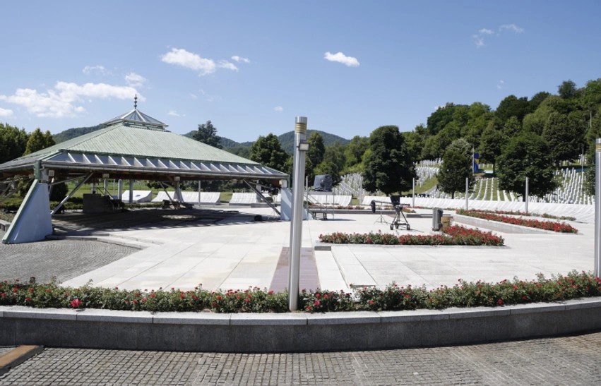 Kërcënimi në Srebrenicë: Drejtori i Qendrës Memoriale denoncon përgatitjen e një ndërhyrjeje të re policore