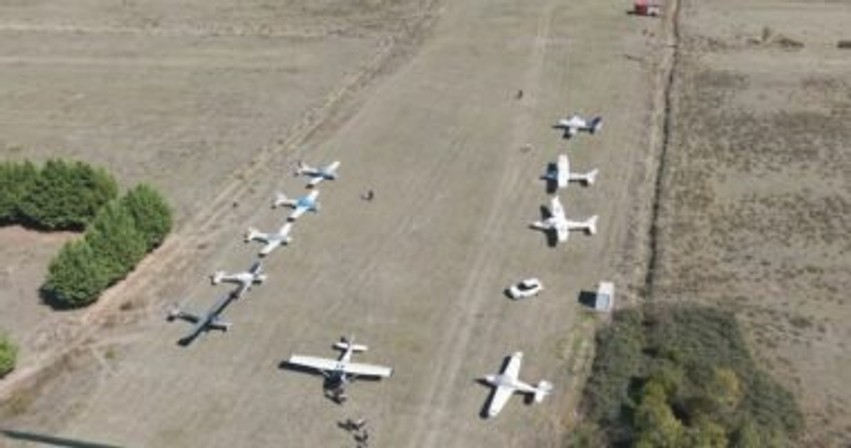 Dymbëdhjetë avionë sportivë zbarkojnë në Gjirokastër, turistët nga rajoni sjellin një tjetër dimension në qytetin e gurtë