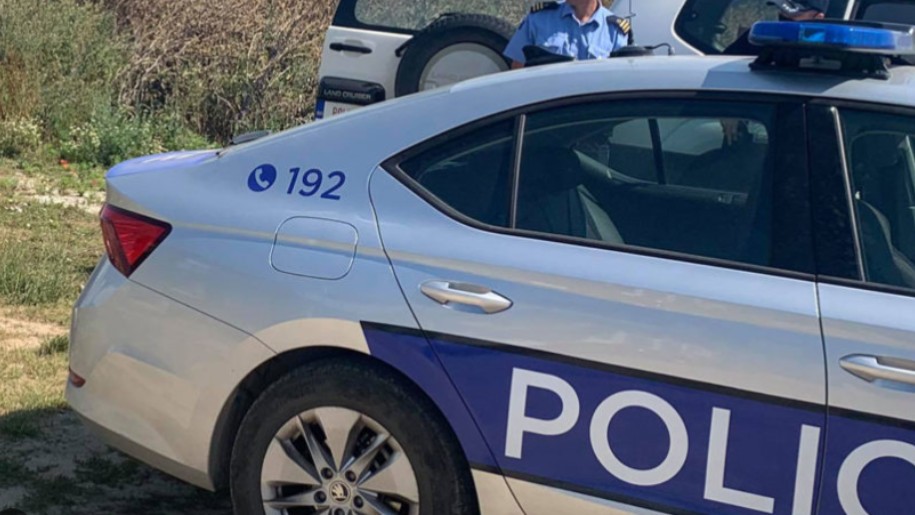Operacion antidrogë në Mitrovicë: Vihet në pranga një person, i kapen kokainë dhe peshore digjitale në shtëpi