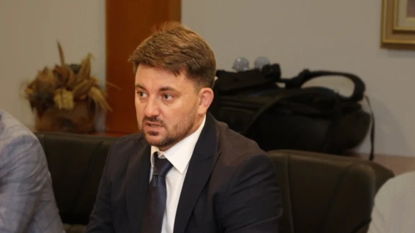 Dhuna policore ndaj dy të rinjve, reagon ashpër kryetari i Sarajit, Muhamet Elmazi