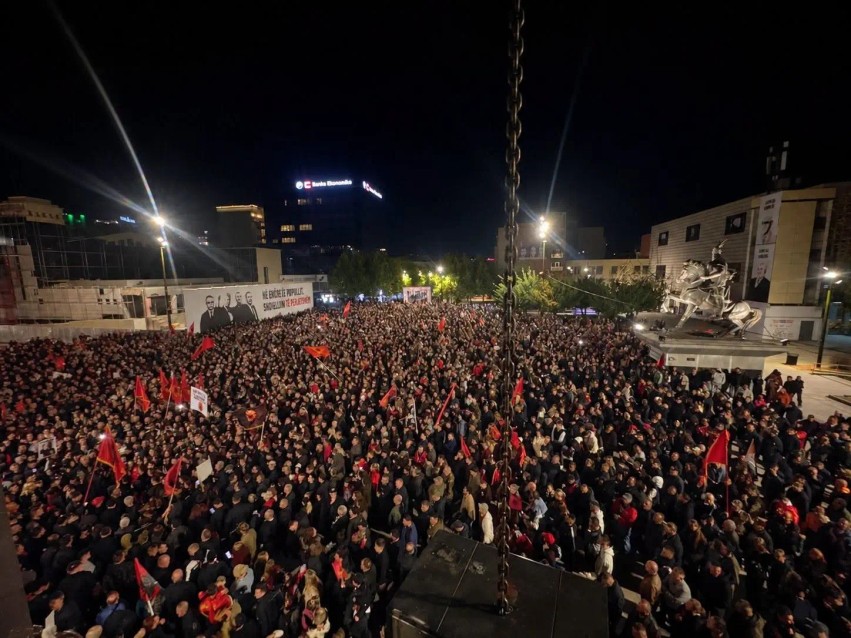 Nata e 15-të e protestës “Jo në emrin tim”: Ermal Fejzullahu, Alban Dudushi dhe Korab Shaqiri ngjiten sonte në skenë