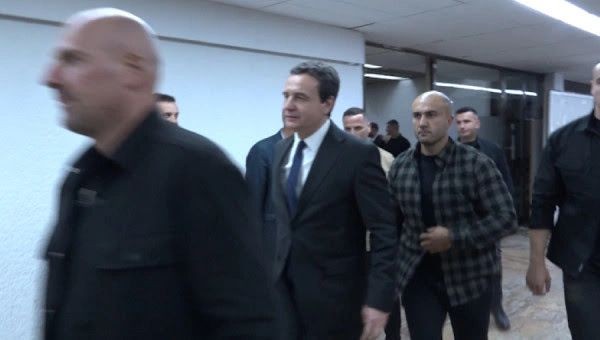 Kurti, Gërvalla dhe Sveçla nuk flasin për ndryshimin e Ligjit për Specialen