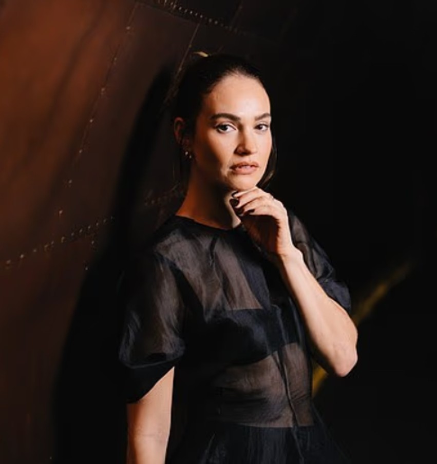 Aktorja e njohur Lily James shkëlqen në Londër me një stil provokues dhe elegant