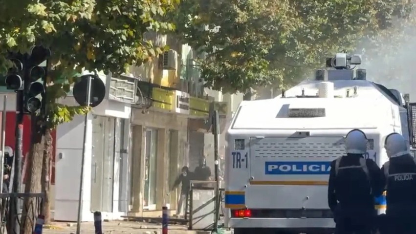 Përshkallëzohet protesta në Rrugën e Durrësit: Sulmohet dega e bankës, ndërhyn policia