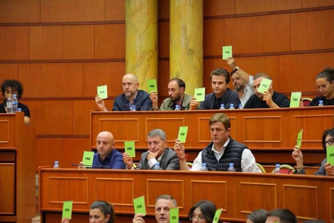 Kryeqyteti nderohet me histori: Thaçi, Veseli, Krasniqi dhe Selimi shpallen “Qytetarë Nderi” të Tiranës