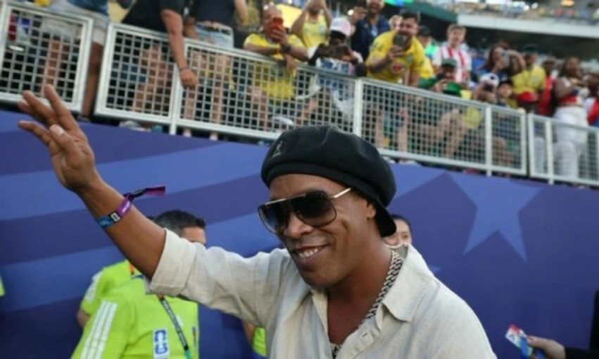 Tifozët të gëzuar: Data e saktë e rikthimit sensacional të Ronaldinhos në fushën e blertë
