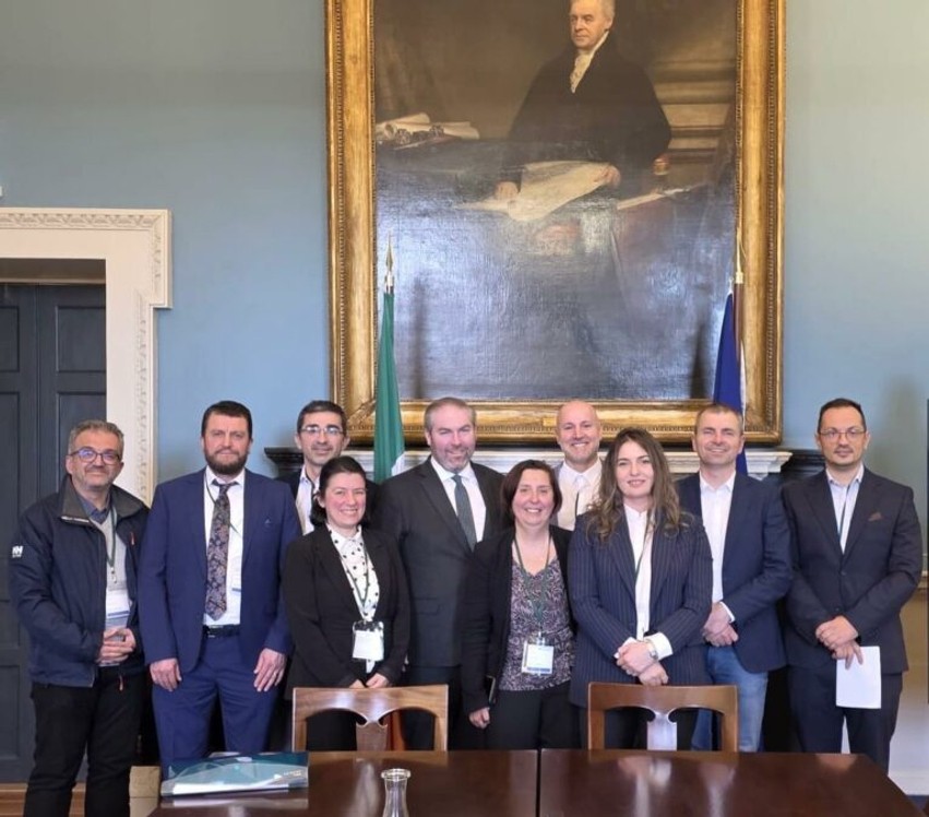 Zhvillimet në Shqipëri mbërrijnë në Dublin: Diaspora shqiptare kërkon mbështetjen e parlamentarëve irlandezë për të drejtat e njeriut dhe hetimin e dhunës