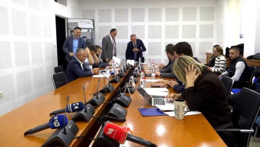 Debat i ashpër në Komisionin për Ekonomi: Mungesa e kryetares së Autoritetit të Konkurrencës ndez përplasje mes deputetëve