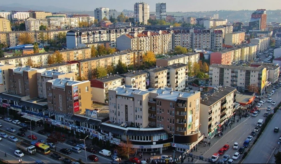 Bllokada dhe zhvillime në kryeqytet: Policia shton praninë në rrugë, Prishtina del me njoftim urgjent për trafikun