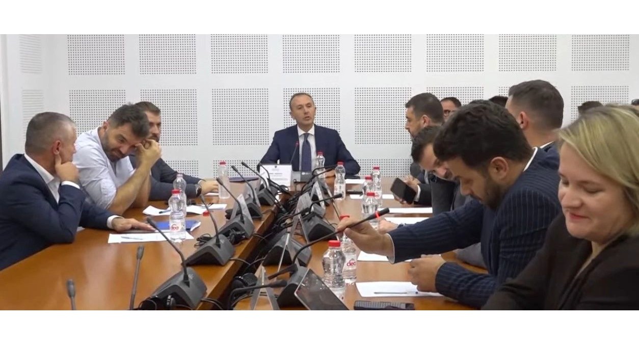 Debat i ashpër në Komisionin për Ekonomi: Mungesa e kryetares së Autoritetit të Konkurrencës ndez tensionet mes pozitës dhe opozitës